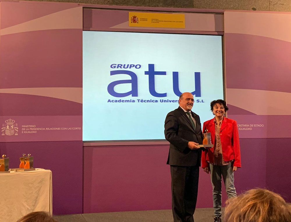 Grupo atu recibe el distintivo de igualdad